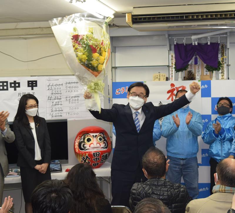 初当選が決まり、支援者の拍手に応える田中甲氏=3月27日、市川市