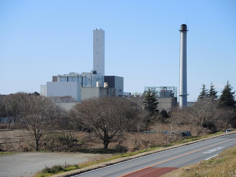 稼働停止した旧クリーンセンター（右）の隣に真新しい新クリーンセンターがそびえる。老朽施設の建て替えも含めた整備は今後も市の大きな課題となっていく＝我孫子市