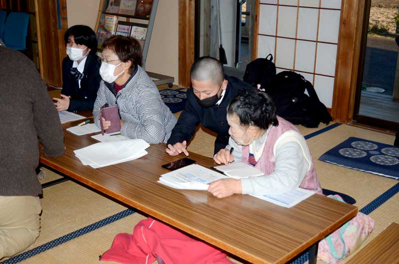 九十九里高の生徒が講師として参加した高齢者向けのスマホ教室＝九十九里町