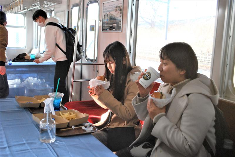 かつての名物車両をカフェに仕立てた撮影見学会=北総鉄道・西白井保守用基地