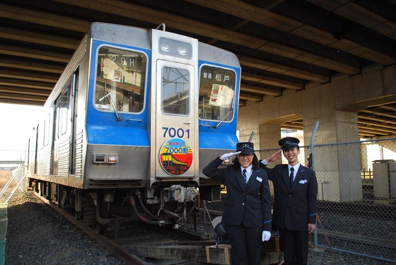 保管されている「ゲンコツ電車」(奥)を活用したトレインカフェを企画した新入社員の宮田さん(左)と葛見さん