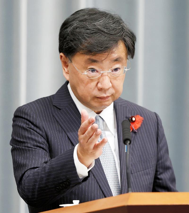 会見で記者の質問に答える松野官房長官＝２０２１年１０月、首相官邸