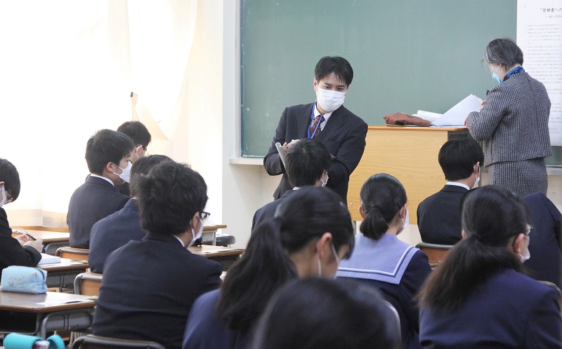 昨年の公立高校入試の様子＝千葉市中央区の県立千葉高校