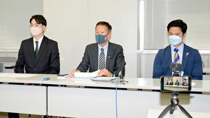 千葉県議選へ公認2人、推薦1人の計3人の擁立を発表する国民民主県連の天野幹事長(中央)=1月10日、千葉県庁