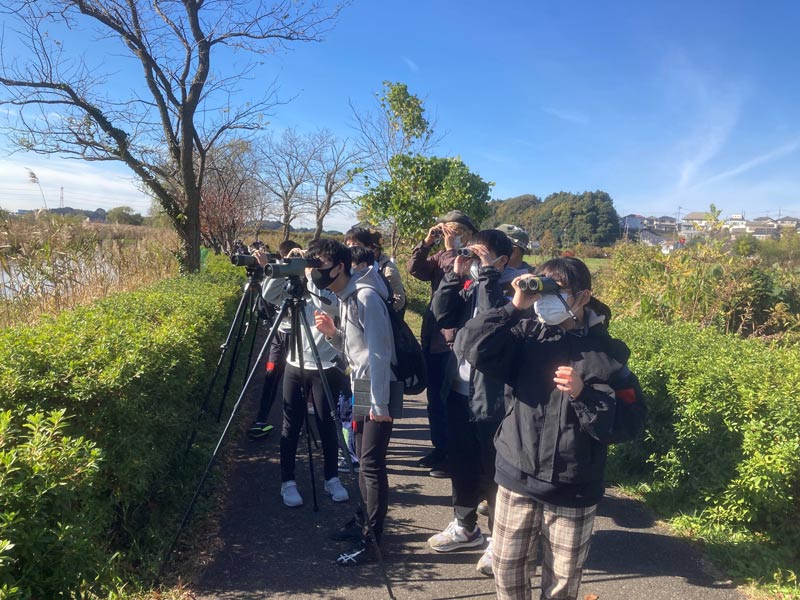 「沼の教室」で手賀沼の野鳥観察をする１年生＝２０２２年、我孫子市（二松学舎大学付属柏中提供）