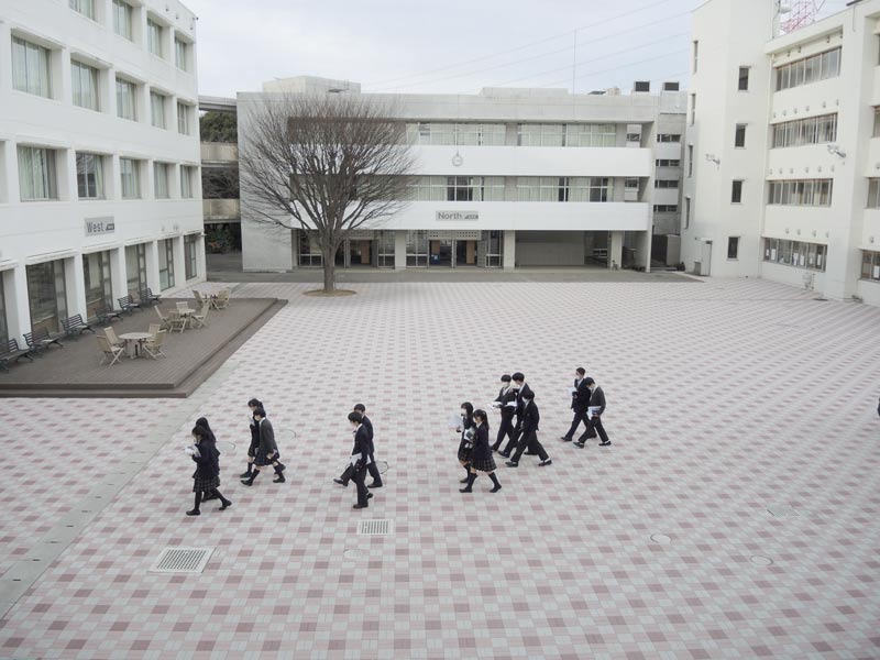 ゆったりとした中庭は生徒たちの憩いの場ともなっている