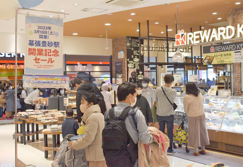 開業記念セールが行われにぎわったイオンスタイル幕張新都心=18日、千葉市美浜区のイオンモール幕張新都心