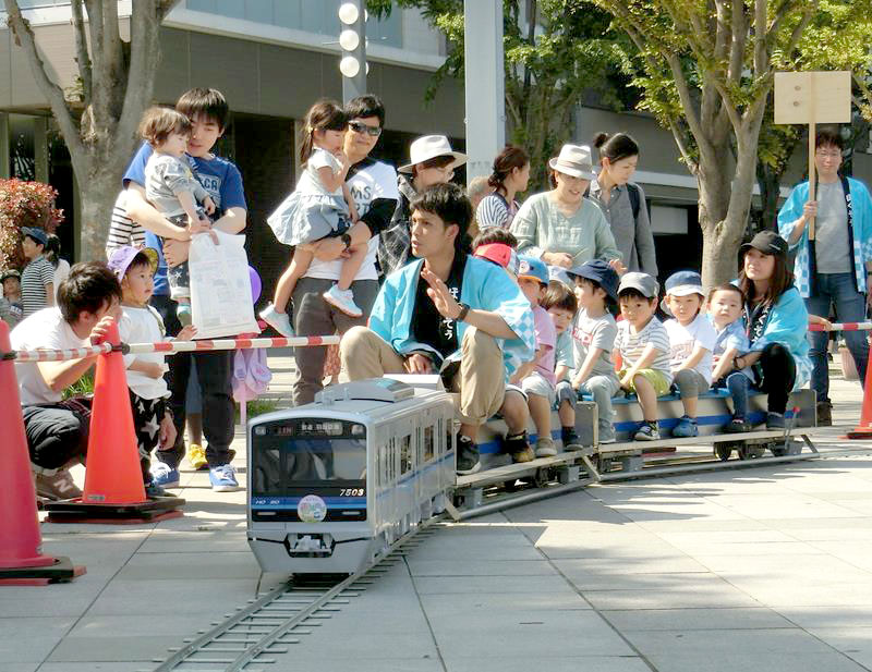 千葉ニュータウン中央駅周辺で最後に開催された「ほくそう春まつり」=2018年4月、印西市