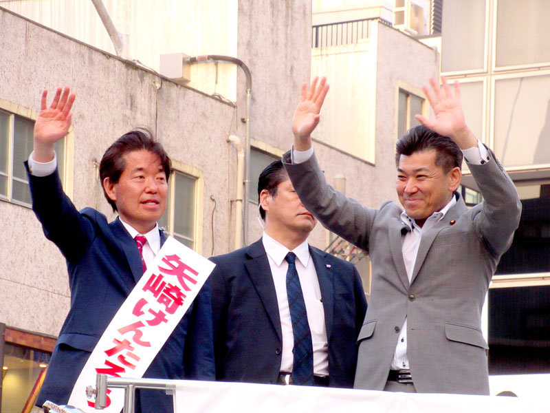 選挙カーの上で矢崎氏(左)への支持を求める泉代表=22日、浦安駅前