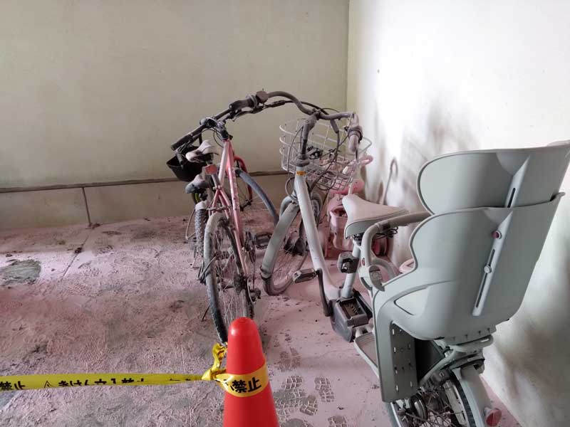 自転車などが焼けた火災現場＝２２日午前、浦安市