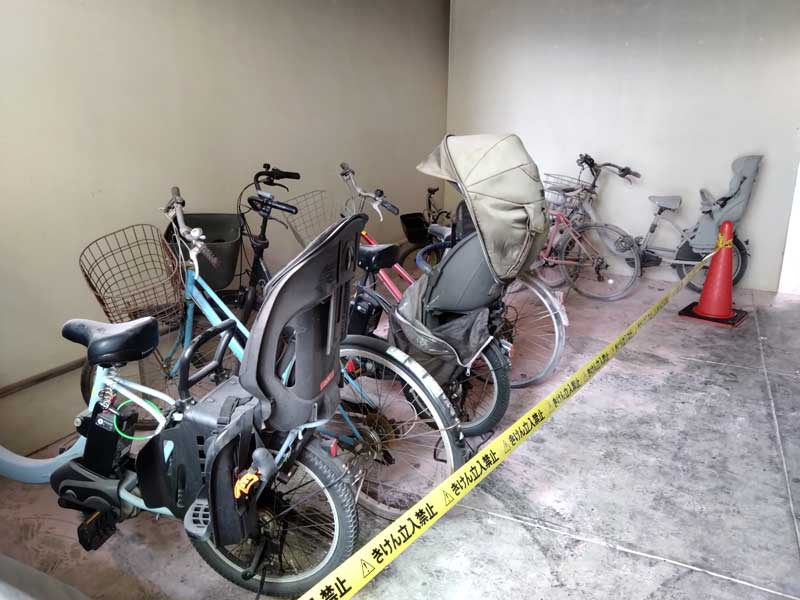 自転車などが焼けた火災現場＝２２日午前、浦安市