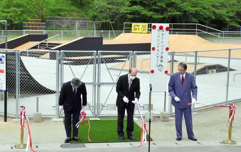 テープカットする平野貞夫町長(中央)ら