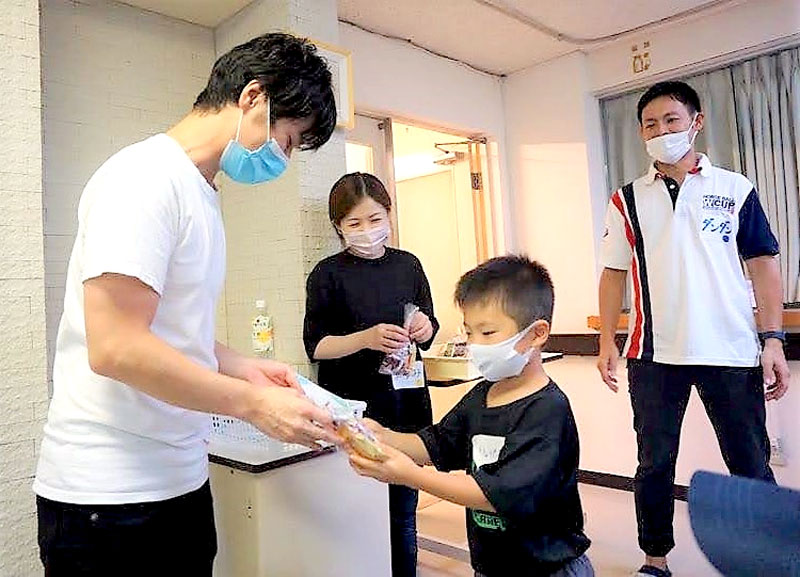 サマースクールに参加した子どもに修了証を渡す森さん（左）＝昨年９月、大多和医院（同医院提供）