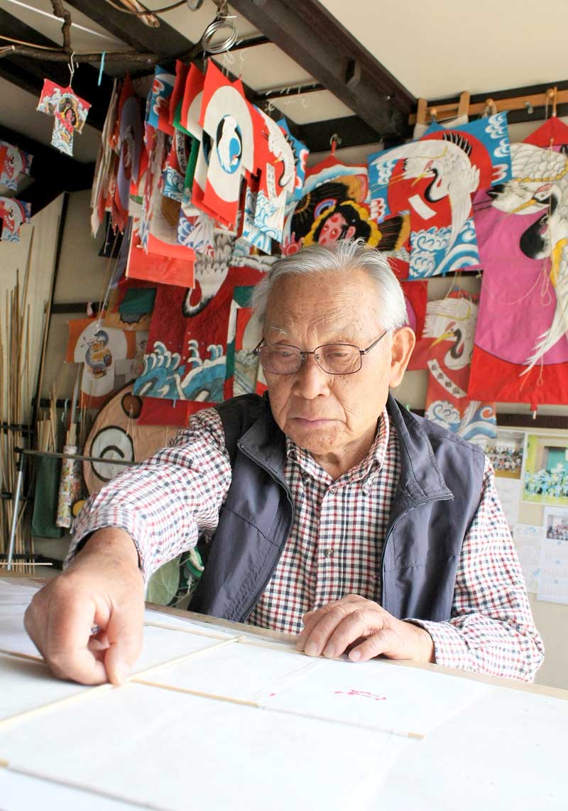 自宅の工房で長南袖凧を作る竹林会長=長南町