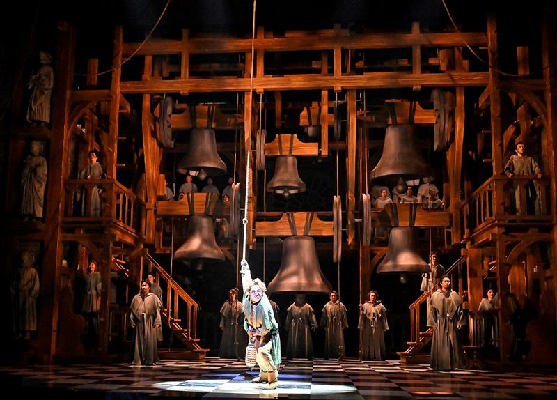 「ノートルダムの鐘」の一場面。（ｃ）Ｄｉｓｎｅｙ、撮影：阿部章仁