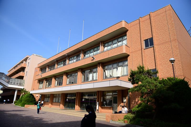 中等部の校舎。４１５人が学んでいる