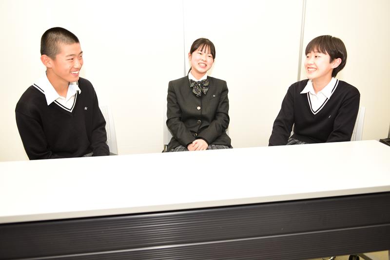 学校の魅力を話す（左から）太田さん、伊妻さん、川村さん＝浦安市