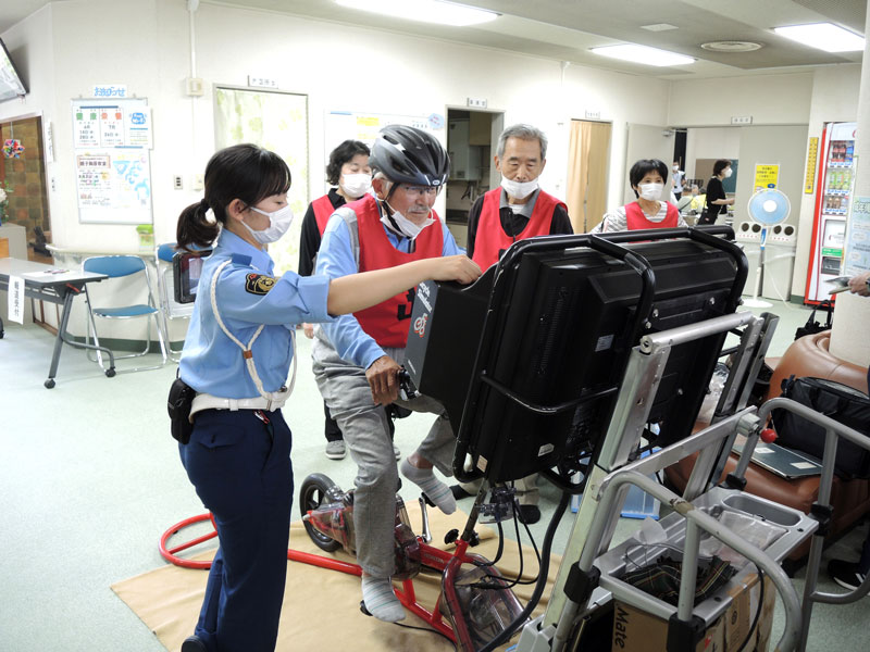 交通安全シルバーリーダー養成研修で自転車シミュレーターに挑戦する受講者＝２２日、柏市