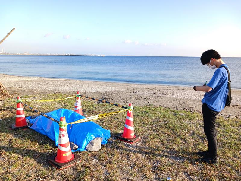 検見川の浜に打ち上げられたスナメリとみられるもの（左）＝3日午後5時半ごろ、千葉市美浜区