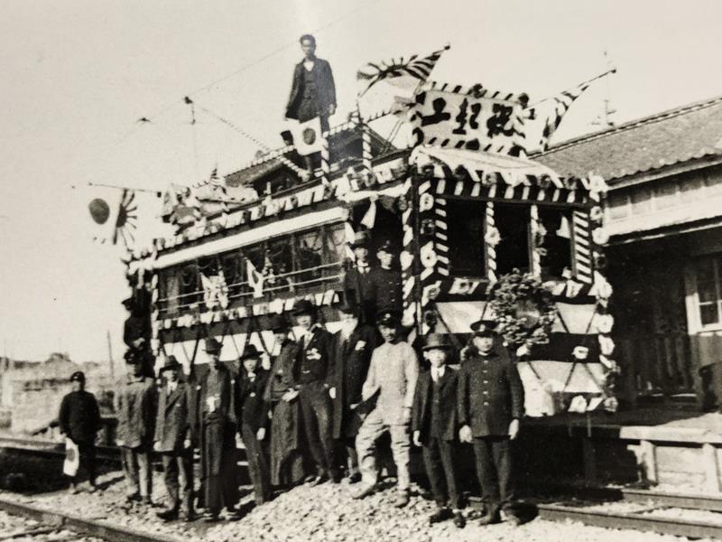 1925年の電化当初に、電車を囲んで記念撮影したとみられる写真(銚子電鉄提供)