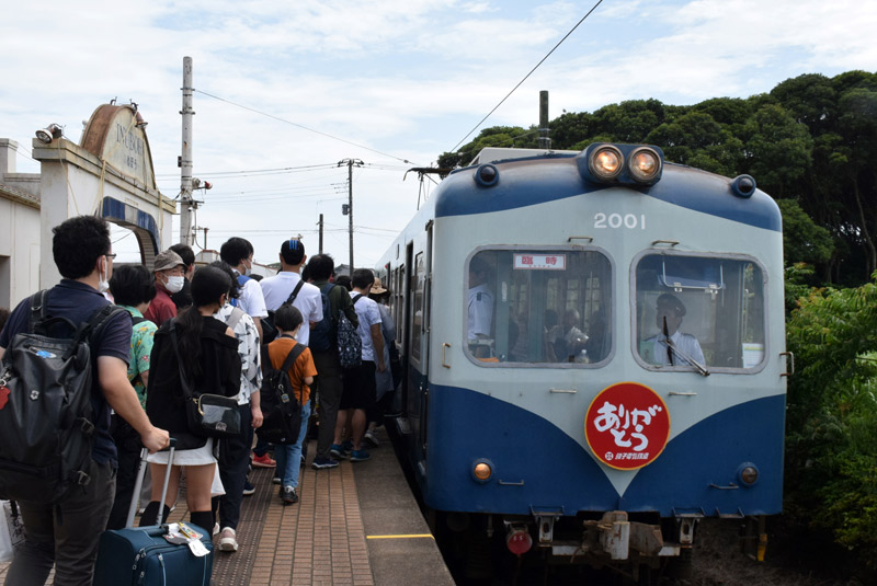 乗客でにぎわう犬吠駅のホーム=9日、銚子市