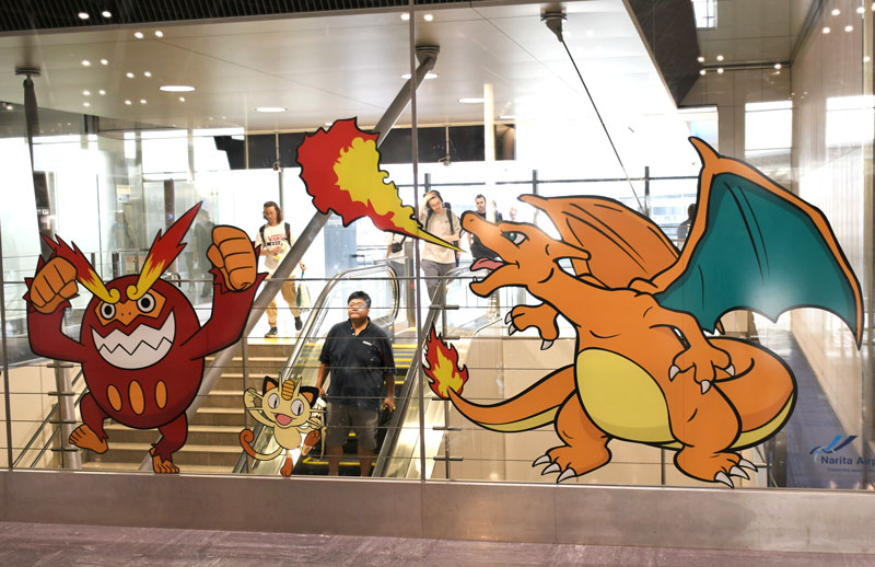 成田空港第１ターミナルで出国する旅客を見送るポケモンの装飾