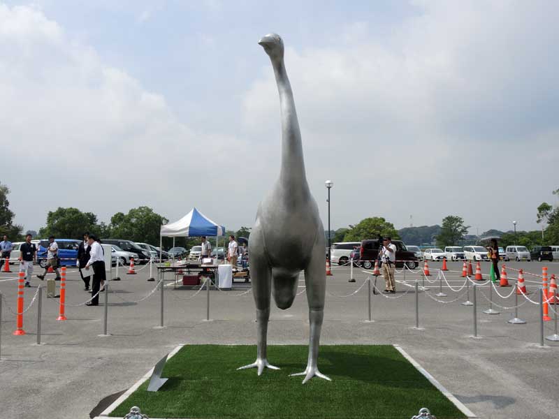 我孫子市鳥の博物館前の駐車場にお目見えしたジャイアントモアのモニュメント＝１９日、同市