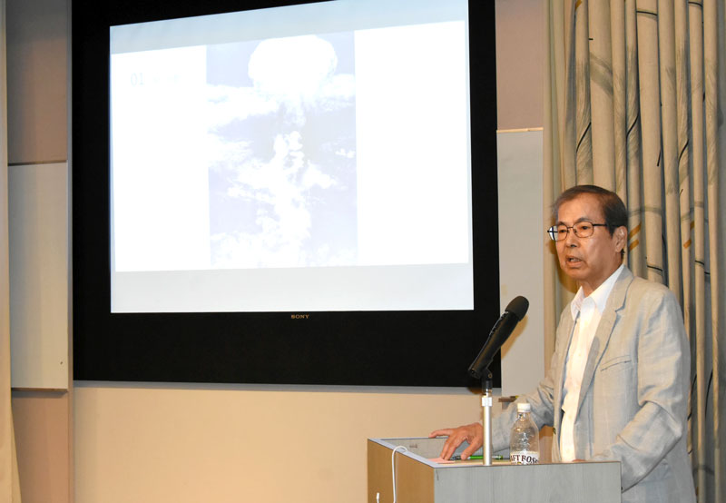 千葉県庁で開かれている「平和祈念原爆展」で、被爆体験を語る小野さん=8日、県庁