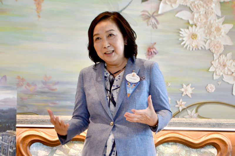 会長就任後初めて報道陣の取材に応じる高野会長＝２４日、浦安市の東京ディズニーシー