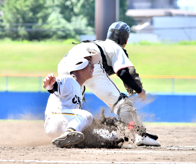 市原中央-行徳 4回裏市原中央無死一、三塁、春山のスクイズで生還する五島=県総合SC