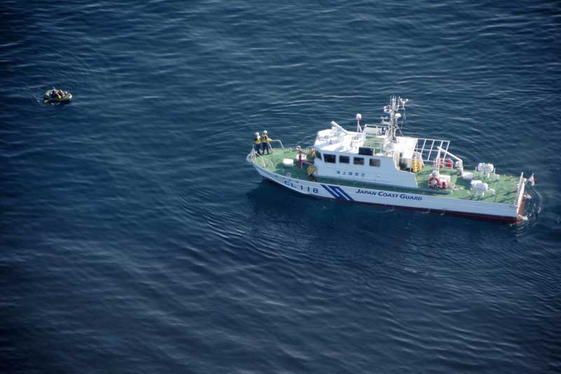 漂流した手こぎボートの救助に向かう巡視艇(千葉海上保安部提供)