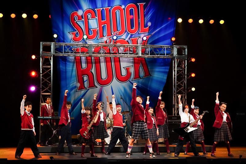 デューイの西川貴教（中央）と「チーム・ビート」の１２名