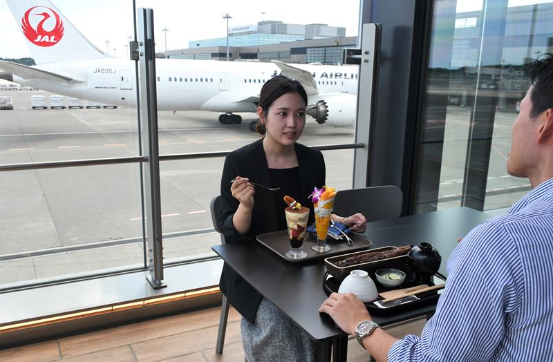 駐機中の航空機の眺めを楽しみながら食事ができるテラス席=成田空港