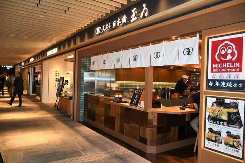 外国人観光客の人気が高い日本食の店が並んだ成田空港のジャパンフードホール
