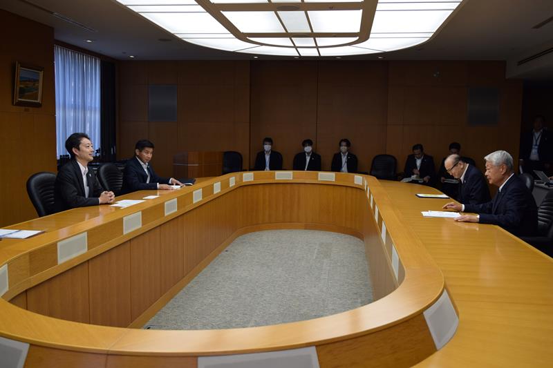 熊谷知事(左端)に計画を説明する西浦会長(右端)=県庁