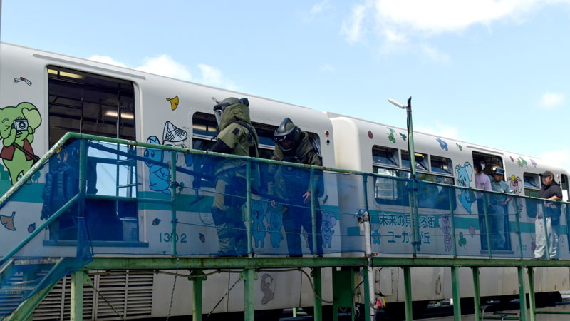 ユーカリが丘線車両基地で行われた県警や山万鉄道事業部による不審物対応の合同訓練＝５日、佐倉市