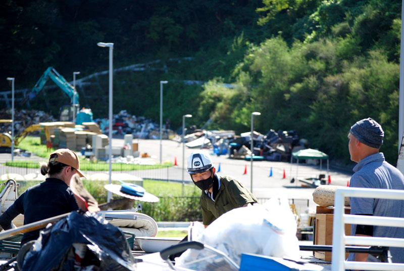 県立長生の森公園の駐車場に設置された災害廃棄物の仮置き場。草刈り機なども運び込まれた=12日午後2時25分ごろ、茂原市押日