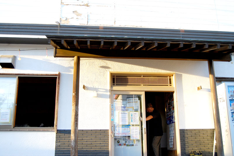 移転を決めた「ら～めん　コジマル」。店の看板は取り外されていた＝１４日午後５時１５分ごろ、茂原市八千代