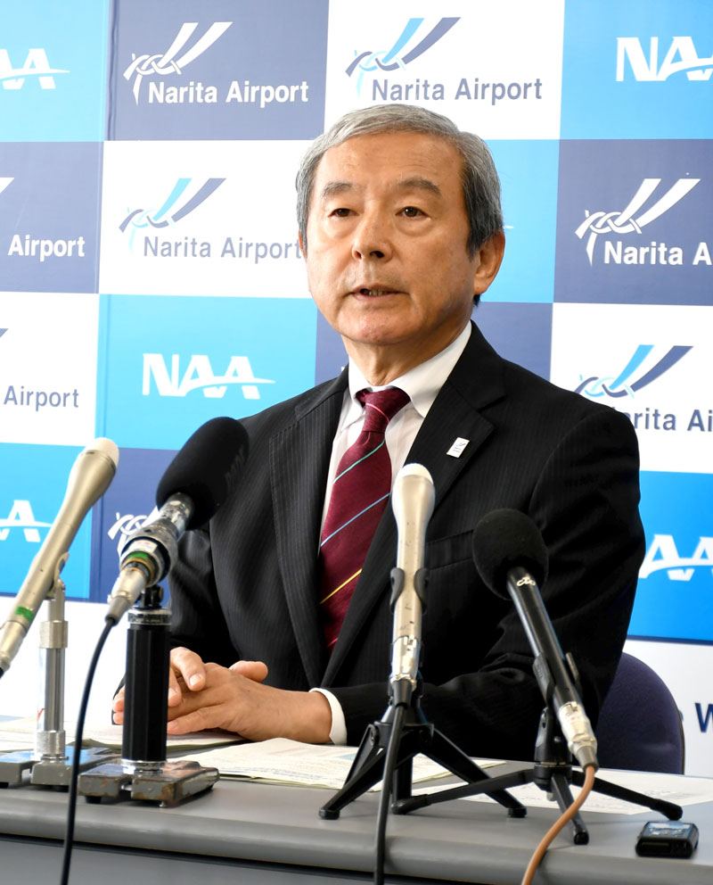 記者会見で成田空港の運用状況を説明するNAAの田村社長=28日、成田市
