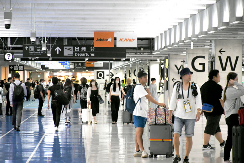 夏休みの国内旅行客らでにぎわう成田空港第3ターミナル=8月