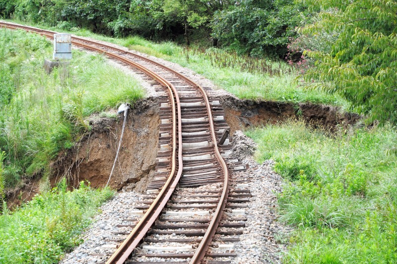 線路下の敷石や土砂が流出したいすみ鉄道西畑―上総中野間＝９日、大多喜町庄司