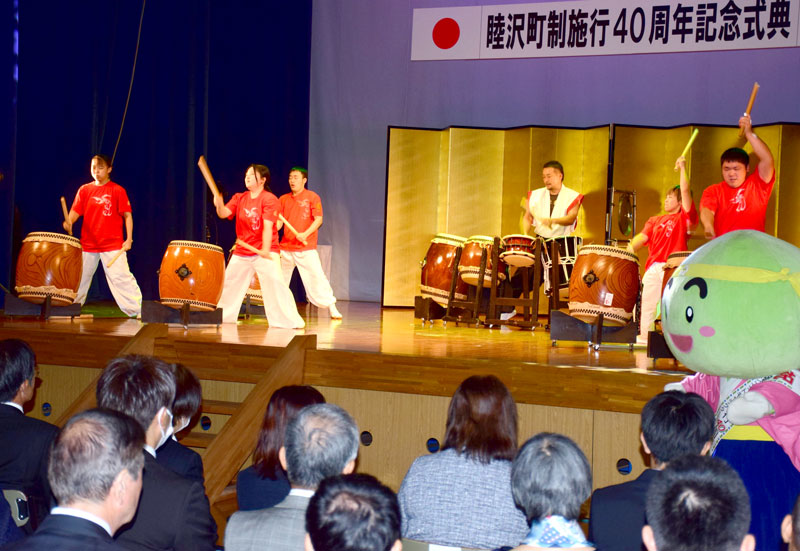 式典で力強い演奏を披露する勝見和太鼓のメンバーら＝９日、睦沢町