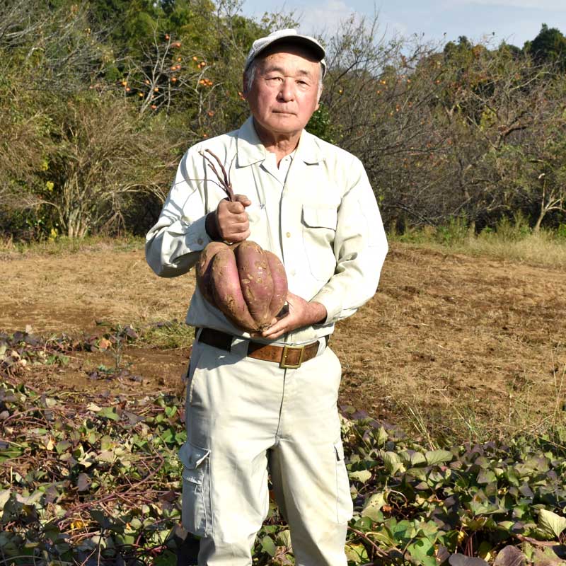 畑で収穫した形の変わったサツマイモを披露する石井定夫さん＝千葉市若葉区大草町