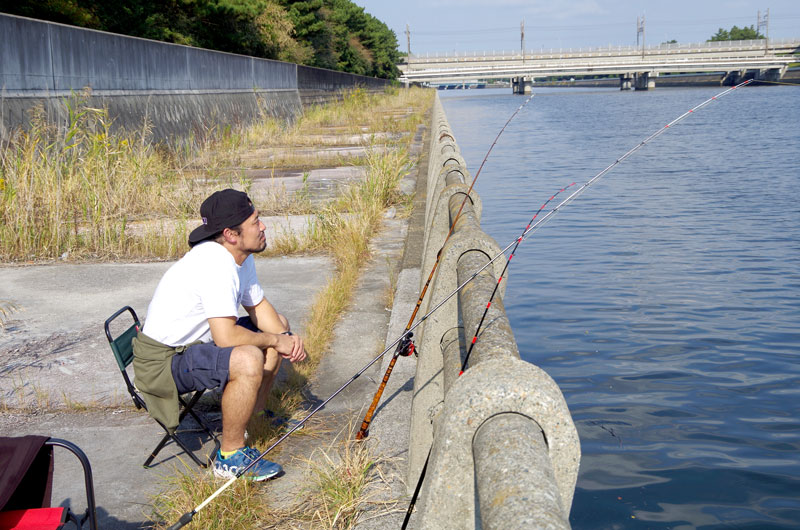 釣れるかな?竿を見つめる永井さん