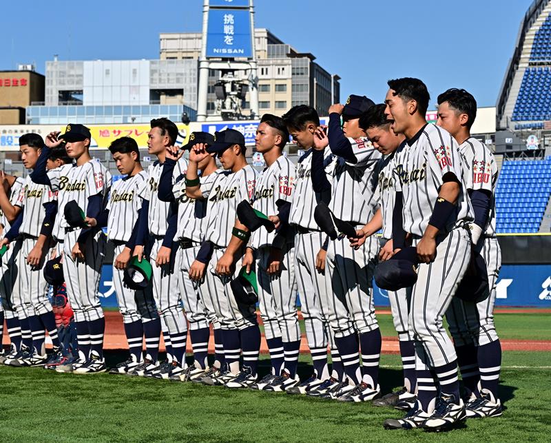 試合を終え応援席にあいさつをする吉田主将(右)ら武道大の選手=横浜スタジアム