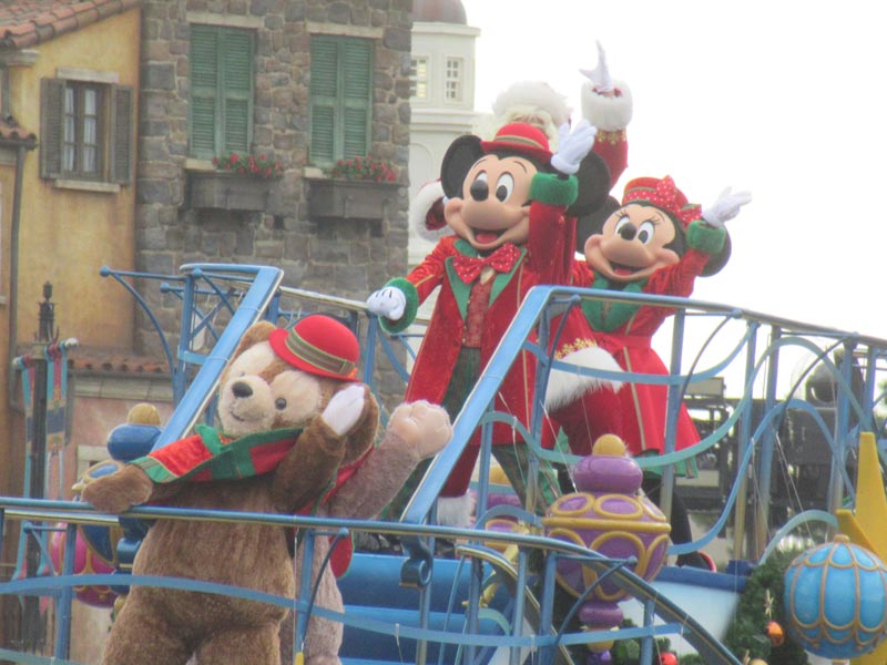 「ディズニー・クリスマス」の船上ショーで、クリスマスソングとともに観客にあいさつする（左から）ダッフィー、ミッキー、ミニー＝浦安市の東京ディズニーシー