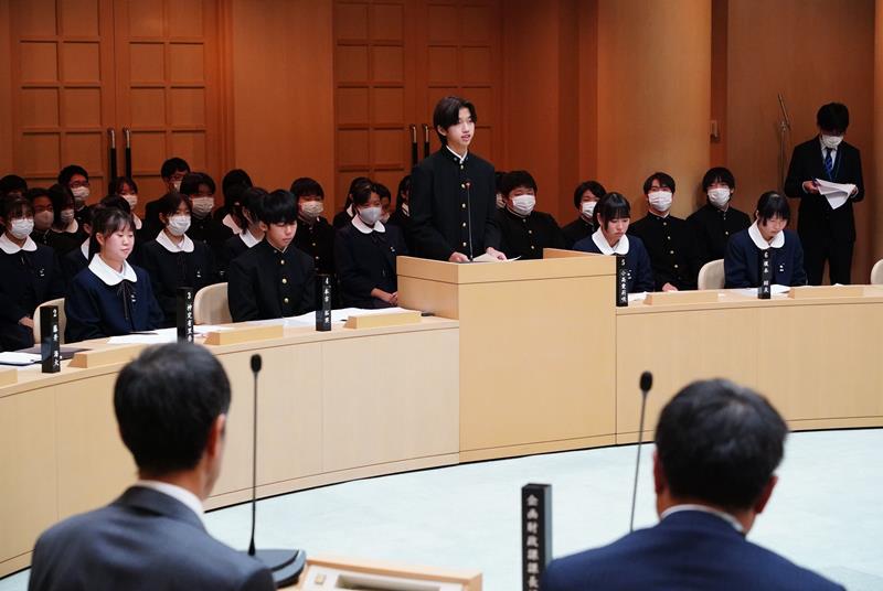 町執行部に質問する中学生議員＝御宿町議会議場