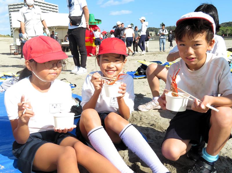 ゴール後にイセエビ汁でおなかを満たす御宿小児童＝御宿町