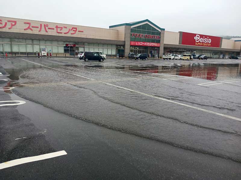 冠水した商業施設の駐車場＝９月８日２時半ごろ、鴨川市