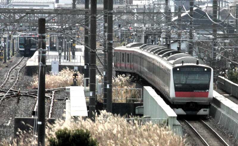 一宮町内のJR外房線を走行する京葉線の快速車両。写真奥は上総一ノ宮駅=27日